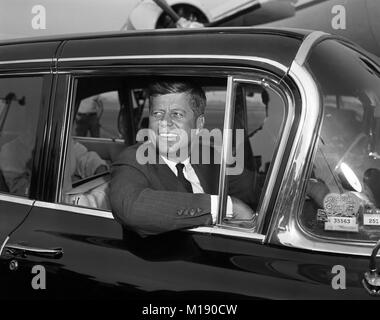Senator John F. Kennedy on the campaign trail, arrives at Midway Airport, Chicago, IL. Oct 1, 1960 Stock Photo
