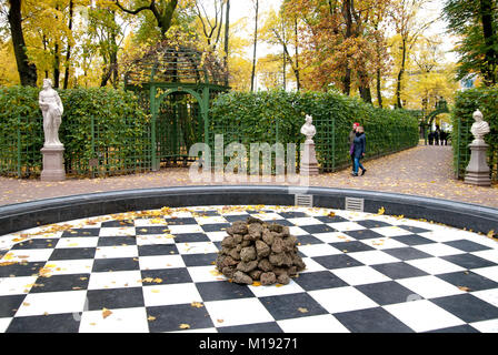 SAINT - PETERSBURG, RUSSIA - OCTOBER 15, 2017: People walk in the Summer Garden on a cold autumn day, when the fountains do not work Stock Photo