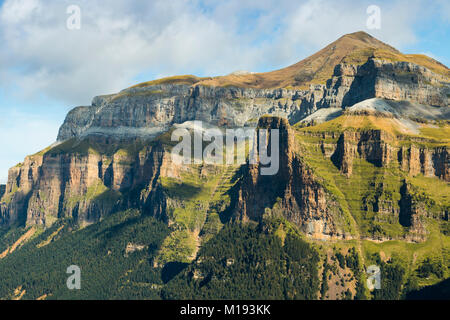 2845m Mondarruego peak & the Tozal del Mallo outcrop on the Ordesa Valley's north side. Ordesa National Park; Pyrenees; Aragon; Huesca Valley, Spain Stock Photo