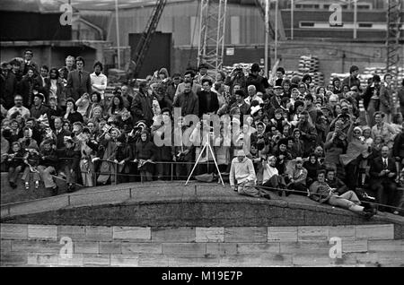 AJAXNETPHOTO. JUNE, 1977. PORTSMOUTH, ENGLAND. - CROWDED TOWER - KING HENRY VIII ROUND TOWER AT THE HARBOUR ENTRANCE FILLED WITH PEOPLE SPECTATING THE DEPARTURE OF SHIPS HEADING FOR SPITHEAD ANCHORAGE AND QUEEN'S SILVER JUBILEE REVIEW. PHOTO:JONATHAN EASTLAND/AJAX REF:772606 16001 Stock Photo