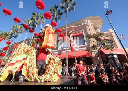 Los Angeles, USA. 28th Jan, 2018. Dragon dancers perform during a celebration for Chinese lunar new year at the Original Farmers Market in Los Angeles, the United States, Jan. 28, 2018. Credit: Zhao Hanrong/Xinhua/Alamy Live News Stock Photo