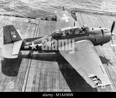 Marianas Operations, June-July 1944. A damaged TBF (note wingtip) lands on USS HORNET (CV-12) during strikes in the Marianas area, 13 June 1944. Stock Photo