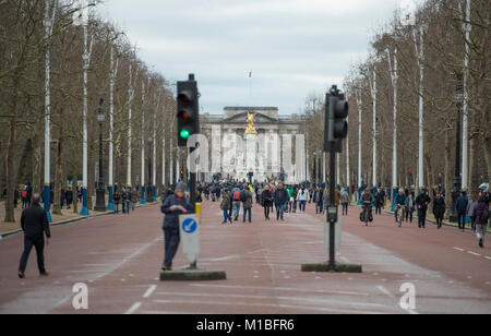 28 January 2018. The Kings March in London closes The Mall to traffic. Credit: Malcolm Park/Alamy. Stock Photo