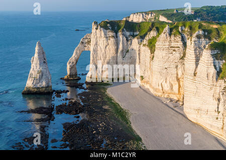 Falaise d'Aval with Porte d'Aval and Aiguille d'Etretat seen from Chemin Des Douaniers, Étretat, Seine-Maritime department, Normandie, France, Europe. Stock Photo