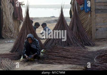 Lahore, Pakistan. 29th Jan, 2018. Pakistani gypsy family is busy preparing traditional basket from dry branches. The weaving of baskets is as old as the history of man. Traces of baskets have been found in the Egyptian pyramids, and woven basket liners have left their impressions inside the fragments of ancient pottery. Credit: Rana Sajid Hussain/Pacific Press/Alamy Live News Stock Photo