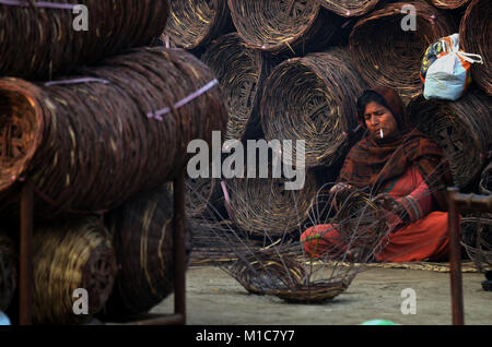 Lahore, Pakistan. 29th Jan, 2018. Pakistani gypsy family is busy preparing traditional basket from dry branches. The weaving of baskets is as old as the history of man. Traces of baskets have been found in the Egyptian pyramids, and woven basket liners have left their impressions inside the fragments of ancient pottery. Credit: Rana Sajid Hussain/Pacific Press/Alamy Live News Stock Photo