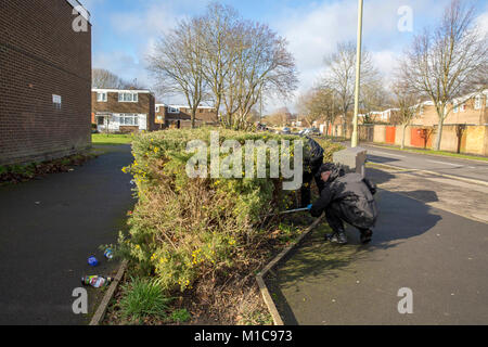 Farnborough, UK. 28th Jan, 2018. Police search for murder weapon along Mayfield Road in Farnborough Hampshire in connection with the Richard Hardy murder on 28th January 2018 Credit: Shaun Jackson/Alamy Live News Stock Photo