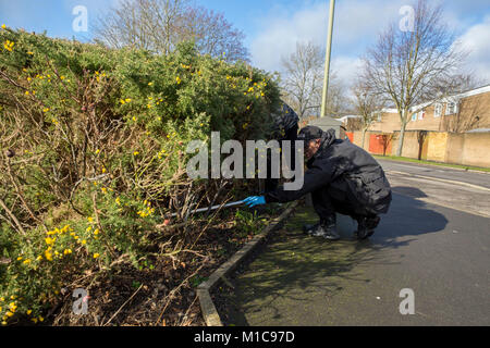 Farnborough, UK. 28th Jan, 2018. Police search for murder weapon along Mayfield Road in Farnborough Hampshire in connection with the Richard Hardy murder on 28th January 2018 Credit: Shaun Jackson/Alamy Live News Stock Photo