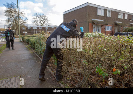 Farnborough, UK. 28th Jan, 2018. Police search for murder weapon along Mayfield Road in Farnborough Hampshire in connection with the Richard Hardy murder on 28th January 2018 Credit: Shaun Jackson/Alamy Live News Stock Photo