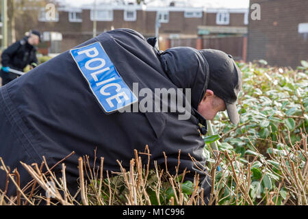 Farnborough, UK. 28th Jan, 2018. Police search for murder weapon along Mayfield Road in Farnborough Hampshire in connection with the Richard Hardy murder on 28th January 2018 Credit: Shaun Jackson/Alamy Live News Stock Photo