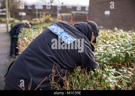 Farnborough, UK. 28th Jan, 2018. Police search for murder weapon along Mayfield Road in Farnborough Hampshire in connection with the Richard Hardy murder on 28th January 2018 Credit: Shaun Jackson/Alamy Live News Stock Photo