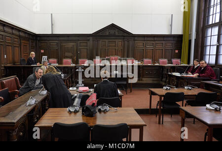 Hamburg, Germany. 25th Jan, 2018. Defedant Musa Asoglu, alleged leader of the Turkish extremist group DHKP-C (front, left) and his lawyers Fatma Sayin (2.l.) and Gabriele Heinecke (c), as well as judge Claudia Lochmiller (2.r.) and persecutor Ralf Setton (r) await the trial in the court of Hamburg, Germany, 25 January 2018. The 56-year-old Dutch citizen is charged with playing a leading role in raising funds for the organisation across Europe. Credit: Georg Wendt/dpa/Alamy Live News Stock Photo