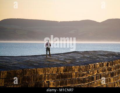 Lyme Regis, Dorset, UK. 30th Jan, 2018. UK Weather. Crisp and clear start to the day on the south coast of Dorset. Credit: DTNews/Alamy Live Credit: Dan Tucker/Alamy Live News