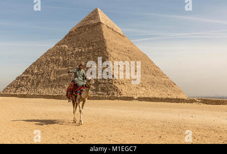 Smiling camel driver in front of the Khufru pyramid at Giza Stock Photo