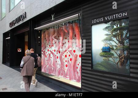 Workers place the damage in the Louis Vuitton store in Barcelona's Passeig  de Gràcia after suffering a robbery, July 31, 2023, in Barcelona, Catalonia  (Spain). The Louis Vuitton store in Barcelona has
