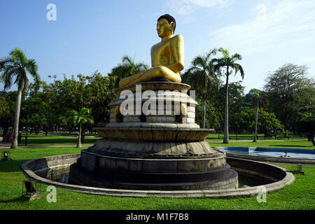 COLOMBO, SRI LANKA - 07 November 2016 Buddha statue in Vihara Maha Devi park Stock Photo