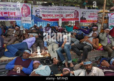 Dhaka, Bangladesh. 30th Jan, 2018. Bangladeshi non-government primary school teachers lay down on the street as they continue to their four day unto death hunger strike program in front of the National Press club. Thousands of teachers demand to the government to their institutes to be nationalization. © Monirul Alam Credit: Monirul Alam/ZUMA Wire/Alamy Live News Stock Photo