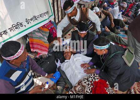 Dhaka, Bangladesh. 30th Jan, 2018. Bangladeshi non-government primary school teachers received medical treatment and lay down on the street as they continue to their four-day unto death hunger strike program in front of the National Press club. Thousands of teachers demand to the government to their institutes to be nationalization. © Monirul Alam Credit: Monirul Alam/ZUMA Wire/Alamy Live News Stock Photo