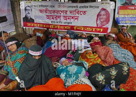 Dhaka, Bangladesh. 30th Jan, 2018. Bangladeshi non-government primary school teachers lay down on the street as they continue to their four day unto death hunger strike program in front of the National Press club. Thousands of teachers demand to the government to their institutes to be nationalization. © Monirul Alam Credit: Monirul Alam/ZUMA Wire/Alamy Live News Stock Photo