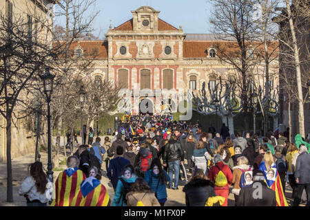 Barcelona, Spain. 30th Jan, 2018. Protesters seen during a demonstration to support Carles Puigdemont, former Catalan President as they march toward the Catalonia Parliament in Barcelona.Roger Torrent, President of the Catalonia Parliament, has finally canceled the parliamentary session who was scheduled for January 30, 2018 which could have form a new regional government. Credit: Victor Serri/SOPA/ZUMA Wire/Alamy Live News