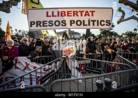 Barcelona, Spain. 30th Jan, 2018. Protesters seen during a demonstration to support Carles Puigdemont, former Catalan President in front of the Catalonia Parliament in Barcelona.Roger Torrent, President of the Catalonia Parliament, has finally canceled the parliamentary session who was scheduled for January 30, 2018 which could have form a new regional government. Credit: Victor Serri/SOPA/ZUMA Wire/Alamy Live News