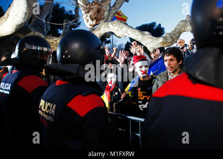 Barcelona, Spain. 30th Jan, 2018. protesters trying to break the police cordon to enter the Parliament of Catalonia, on 30th January 2018 in Barcelona, Spain. Credit: Gtres Información más Comuniación on line, S.L./Alamy Live News