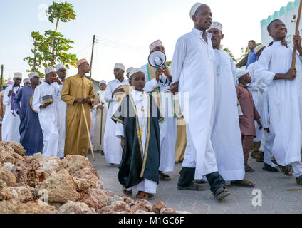 Sunni muslim people parading during the Maulidi festivities in the street, Lamu County, Lamu Town, Kenya Stock Photo
