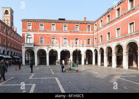 Campo San Giacomo di Rialto, San Polo, Venice, Veneto, italy with Il Gobbo di Rialto or the Hunchback of Rialto, at the far end Stock Photo