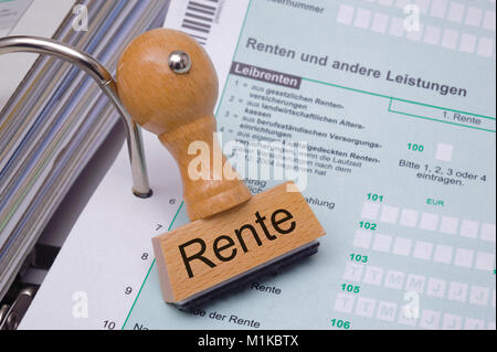 Stempel mit Aufdruck RENTE auf Steuerformular Stock Photo