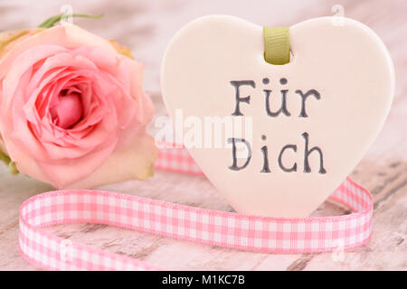 Blumenstrauß zum Valentinstag mit Herz und Aufschrift 'Für Dich'