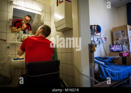 In the care department of the senior prison in Hövelhof the prisoners are looked after behind bars.