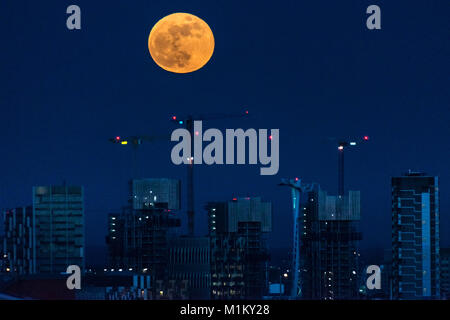 London, UK. 31st January, 2018. Super Blue Blood Moon rises over east London. © Guy Corbishley/Alamy Live News Stock Photo