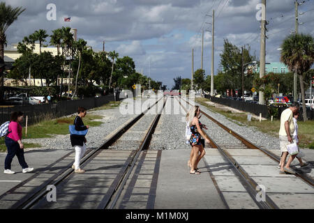 Florida, USA. 31st Jan, 2018. Pedestrians cross the railroad tracks on Atlantic Avenue in Delray Beach Wednesday, January 31, 2018. Credit: Bruce R. Bennett/The Palm Beach Post/ZUMA Wire/Alamy Live News Stock Photo