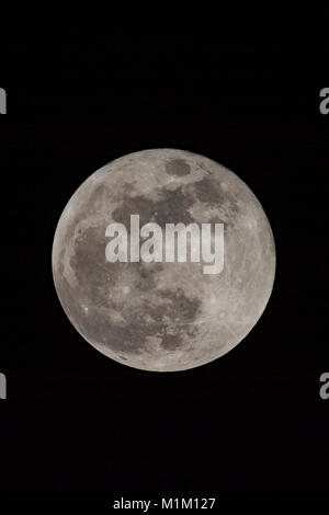 Portsmouth, UK. 31st January, 2018. Spectacular bright and clear Supermoon showing a high degree of detail. Credit: Neil Watkin / Alamy Live News Stock Photo