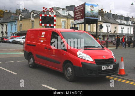 A RED PEUGEOT ROYAL MAIL DELIVERY VAN IN WELSH AND ENGLISH BILINGUAL LIVERY  IN PORTHMADOG Stock Photo