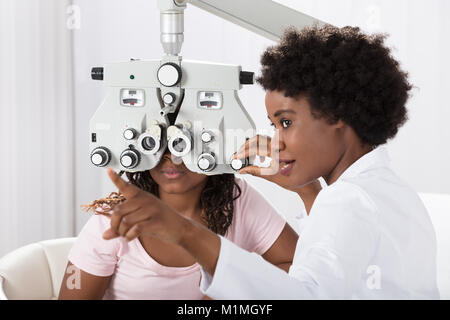 patient testing optometrist