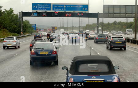 AJAXNETPHOTO. M25 MOTORWAY, LONDON,ENGLAND. - IN THE WET. DRIVERS VIEW, MOTORWAY IN SHOWERY CONDITIONS. PHOTO:JONATHAN EASTLAND/AJAX REF:D82008 1117 Stock Photo