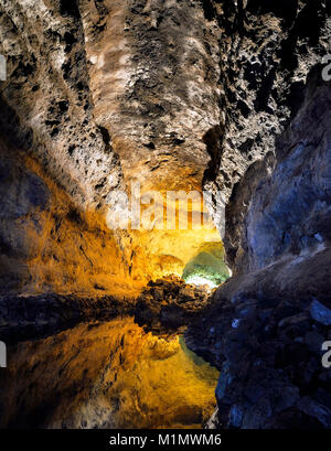 Wasserspiegelung in der Cueva Cuevas de los Verdes, von Cesar Manrique aufwendig illumiertes Höhlensystem eines Lavatunnels, Lanzarote, Kanarische Ins Stock Photo