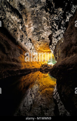 Wasserspiegelung in der Cueva Cuevas de los Verdes, von Cesar Manrique aufwendig illumiertes Höhlensystem eines Lavatunnels, Lanzarote, Kanarische Ins Stock Photo