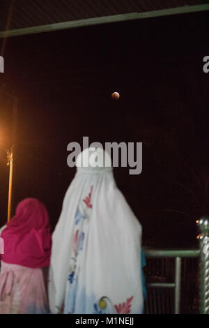 Banda Aceh, Indonesia. 31st Jan, 2018. Two children looking the super blue blood moon in the mosque in Aceh province, Indonesia, before praying in there. Credit: Abdul Hadi Firsawan/Pacific Press/Alamy Live News Stock Photo