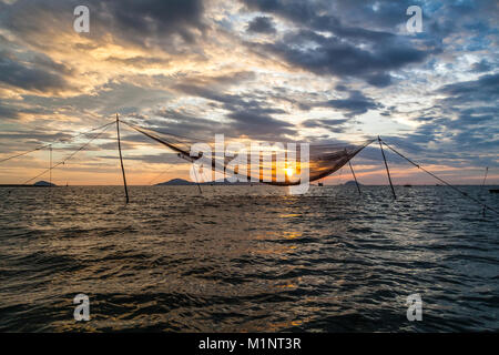 Stationary lift fishing net on the Thu Bon River. Hoi An, Quang Nam  Province, Vietnam Stock Photo - Alamy