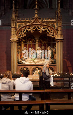 Germany, Cologne, Way of the Cross in the cathedral, fourteenth station, Christ is laid in the tomb.  Deutschland, Koeln, Station 14 des Kreuzweges im Stock Photo