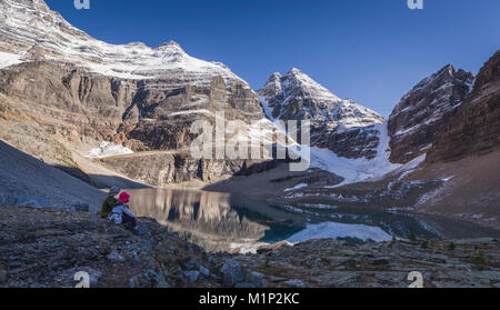 Hiker couple enjoying the view of Lake Oesa on the Alpine Circuit Trail at Lake O'Hara, Yoho National Park, UNESCO, British Columbia, Canada Stock Photo