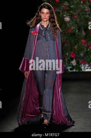 Barcelona, Spain. 31st Jan, 2018. Model wears at collection runway a creation from Naulover during the 080 Barcelona Fashion, on 31th January 2018 in Barcelona, Spain. Credit: Gtres Información más Comuniación on line, S.L./Alamy Live News