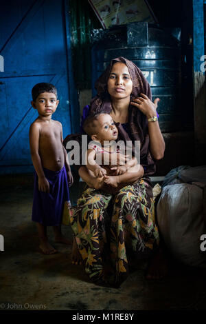 September 30, 2017 - Cox's Bazar, Bangladesh - A Rohingya woman with her children in a shelter in Kutupalong camp.More than 600,000 Rohingya refugees have fled from Myanmar Rakhine state since August 2017, as most of them keep trying to cross the border to reach Bangladesh every day. Credit: John Owens/SOPA/ZUMA Wire/Alamy Live News Stock Photo