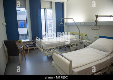 An interior view of a patient room during the inaugural press conference at the clinic right of the river Isar in Munich, 1 February 2018. Neurosurgeons, vascular surgeons and urologists are going to have eight new surgery rooms to work in. Photo: Lino Mirgeler/dpa Stock Photo