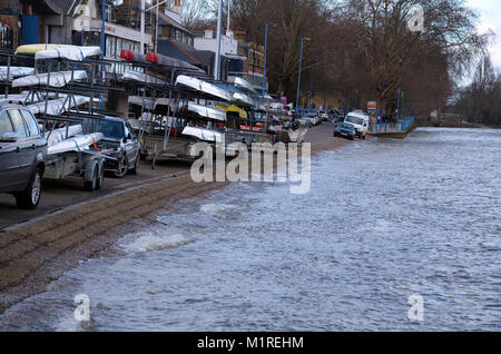 London, UK. 01st Feb, 2018. High tide in Putney as the Thames reaches it's limit. Credit: JOHNNY ARMSTEAD/Alamy Live News
