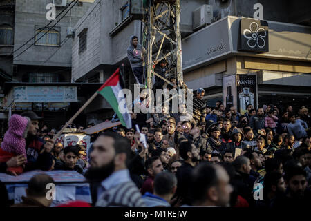 Gaza City, Gaza Strip. 01st Feb, 2018. Supporters of the Popular Front for the Liberation of Palestine (PFLP) protest in support of reconciliation efforts between national political party Fatah and Islamist rivals Hamas, as well as demanding better living conditions, in Jabalia, north of Gaza City, Gaza Strip, 01 February 2018. Credit: Mohammed Talatene/dpa/Alamy Live News Stock Photo