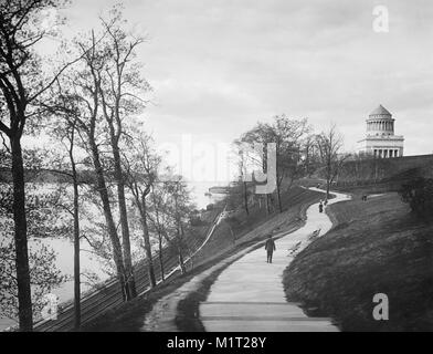 Riverside Park with Grant's Tomb in Background, New York City, New York, USA, Detroit Publishing Company, 1901 Stock Photo