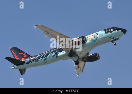 BRUSSELS AIRLINES AIRBUS A320-200 OO-SNB IN 'TINTIN' PROMOTIONAL LIVERY Stock Photo
